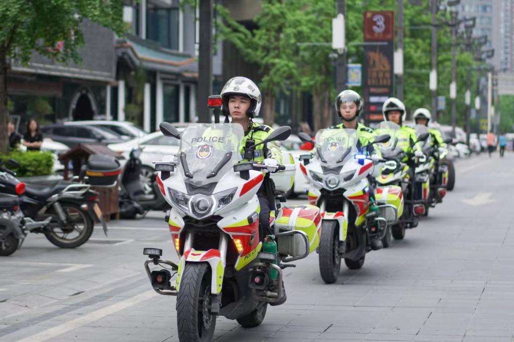 九龙坡交巡警将根据车流人流情况及交通状况，实时采取交通管控措施。 九龙坡警方供图