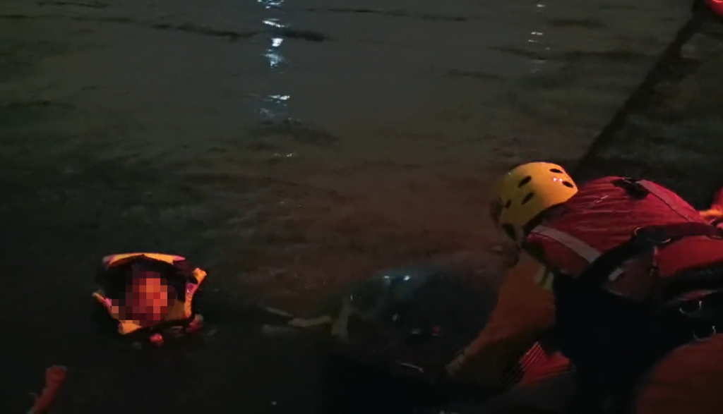 救援人员救起落水男子。 受访单位供图