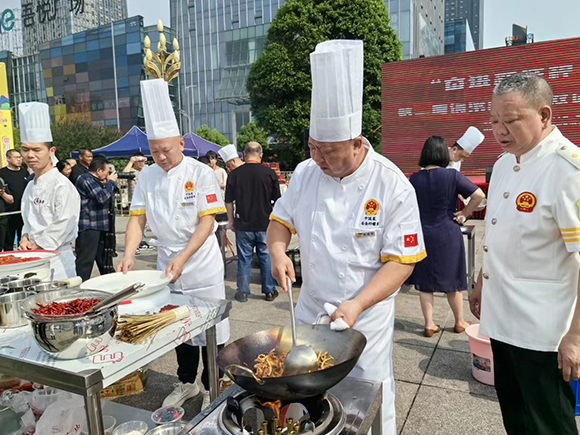 厨师们进行厨艺展示。铜梁区委宣传部供图  华龙网发