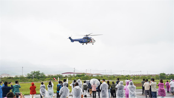 EC-225直升机演示应急救援。周美彤 摄