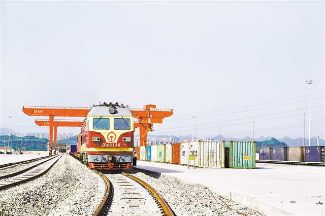 A container train of the New Western Land-sea Corridor loaded with adipic acid, polyester chips, and other goods departed Chongqing Fuling Longtou Port on April 28. (Photo provided by the interviewee)