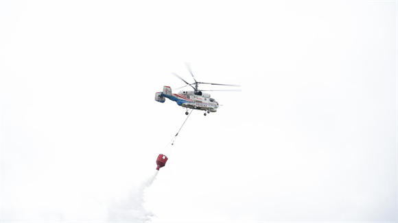 K-32直升机吊桶水带洒水。周美彤 摄