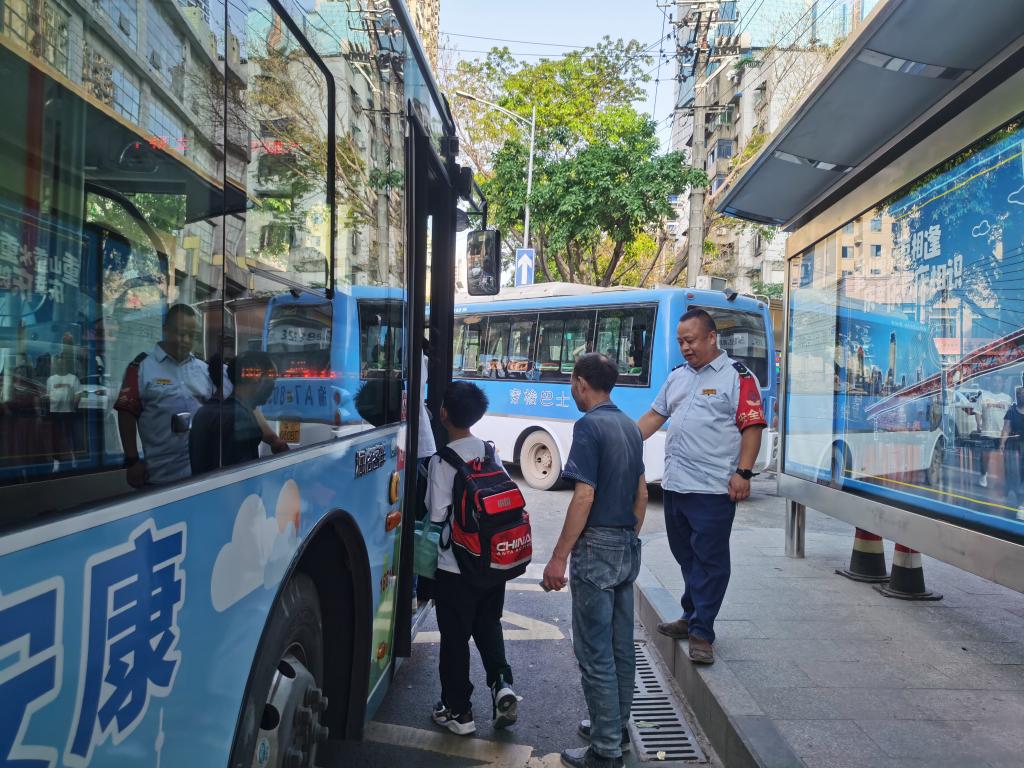 公交驾驶员引导乘客上车。重庆南部公交供图