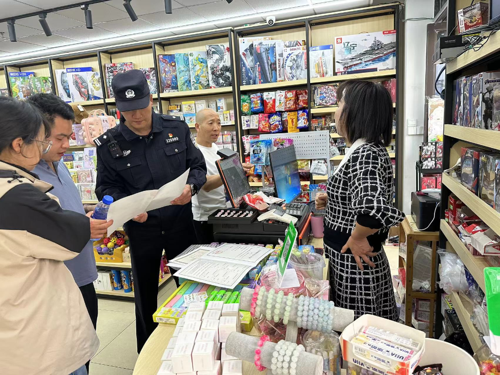 检查现场。两江新区鸳鸯街道办事处供图 华龙网发