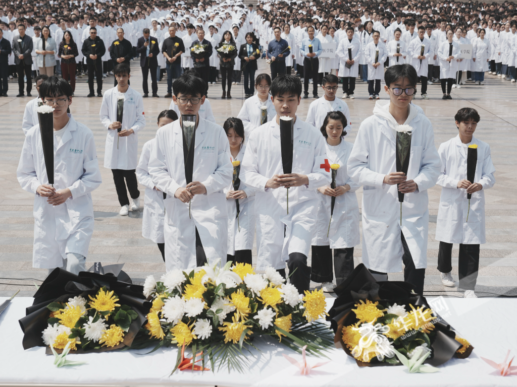 Student representatives presented flowers for the body donors.