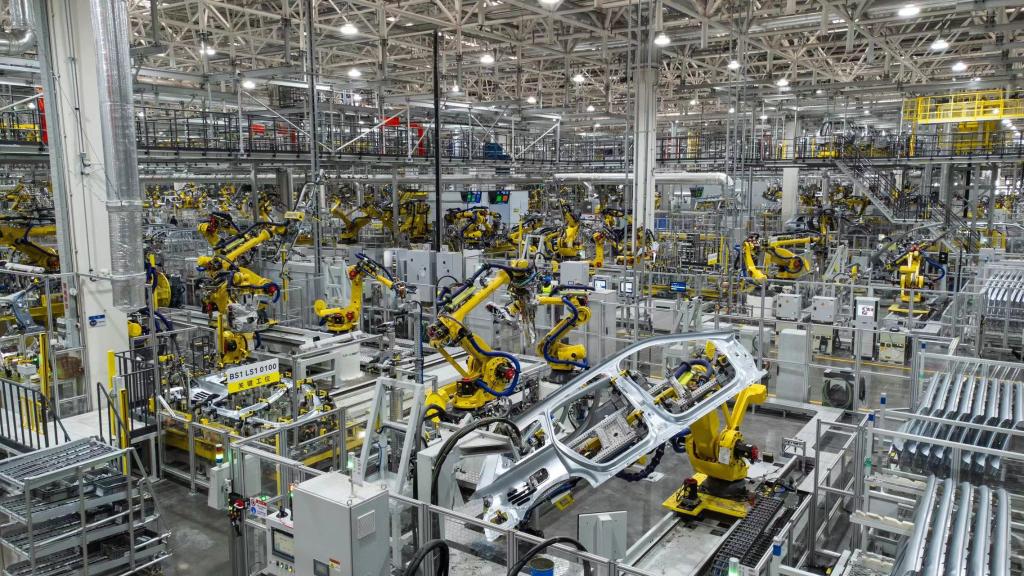 位于两江新区的赛力斯超级工厂，超3000台机器人紧密配合。企业供图