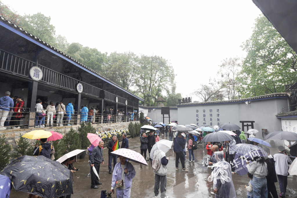 On the first day of the Qingming Festival holiday, residents visited the Hongyan scenic spot to pay tribute to the deceased and worship the ancestors.