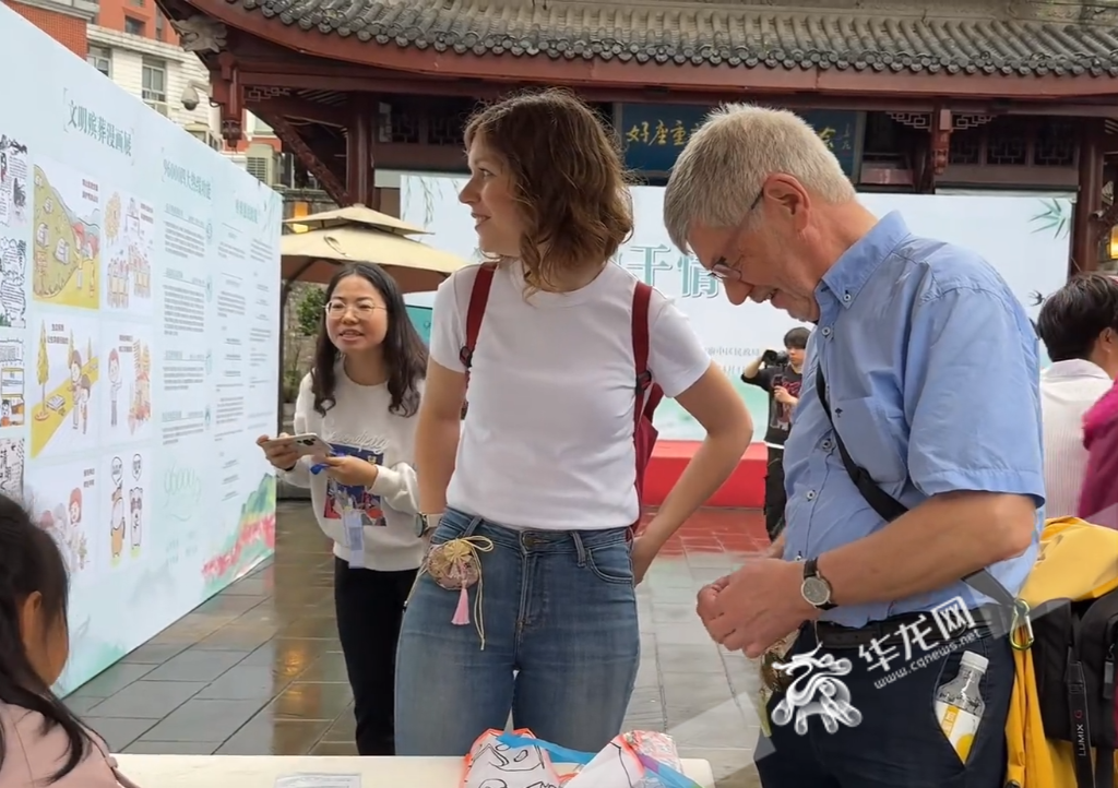 The German girl experienced the Qingming cultural festival with her father.