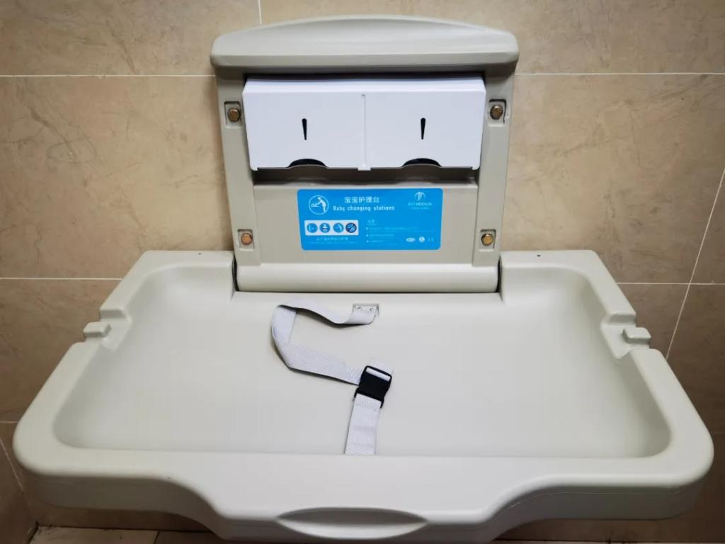 The wall-mounted baby changing station (Photo provided by Chongqing Rail Transit Group)