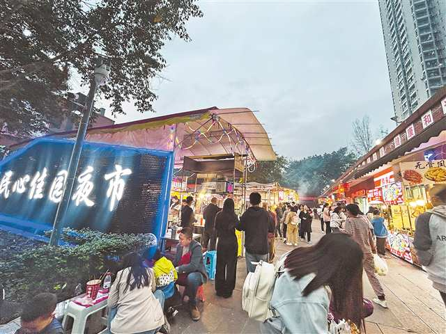 Minxin Jiayuan Night Market in Liangjiang New Area attracted a continuous flow of visitors on the evening of April 6. (Photo provided by the interviewee)