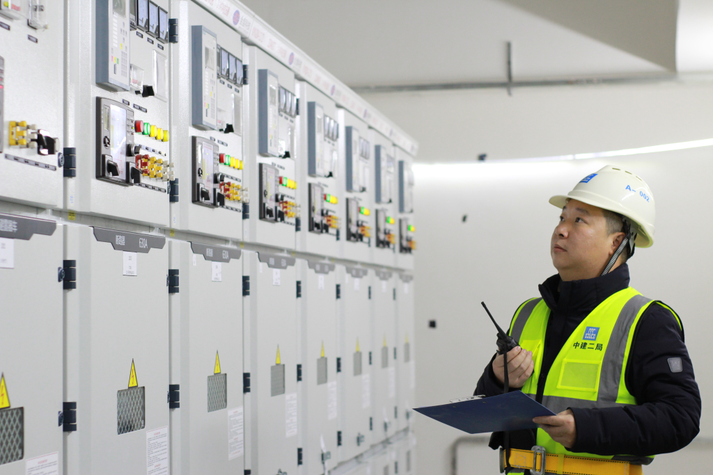 罗路对高压配电室进行巡检。受访者供图