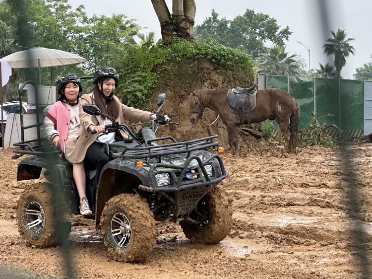 游客在美心红酒小镇景区体验泥地开车。受访者供图