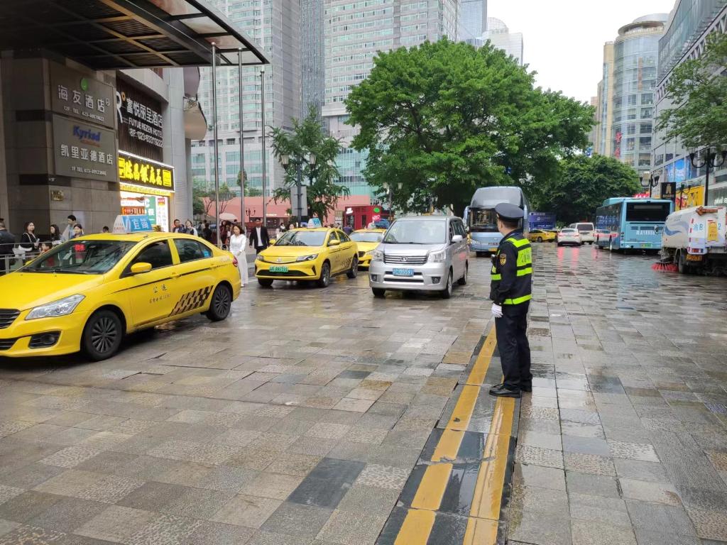 执法队员在解放碑大世界酒店出租车候客点值守。重庆交通执法部门供图