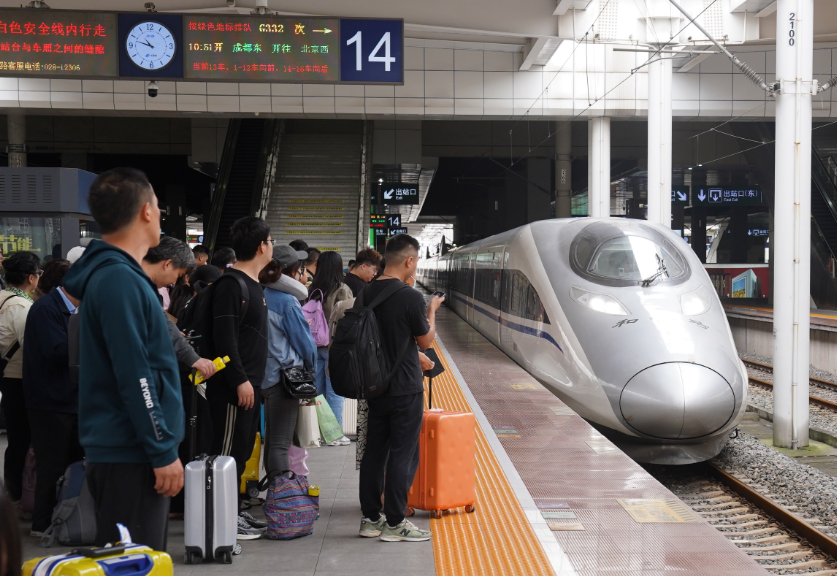 5月1日，重庆西站，乘客准备上车。通讯员 魏伟 摄