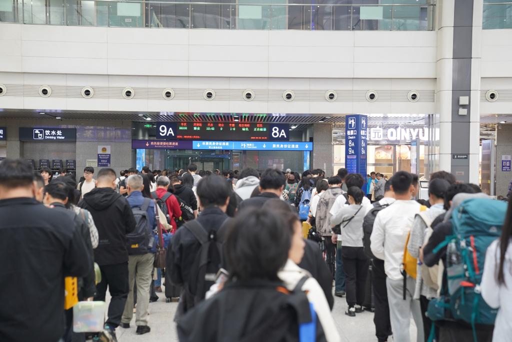 重庆西站，乘客正在候车。通讯员 魏伟 摄