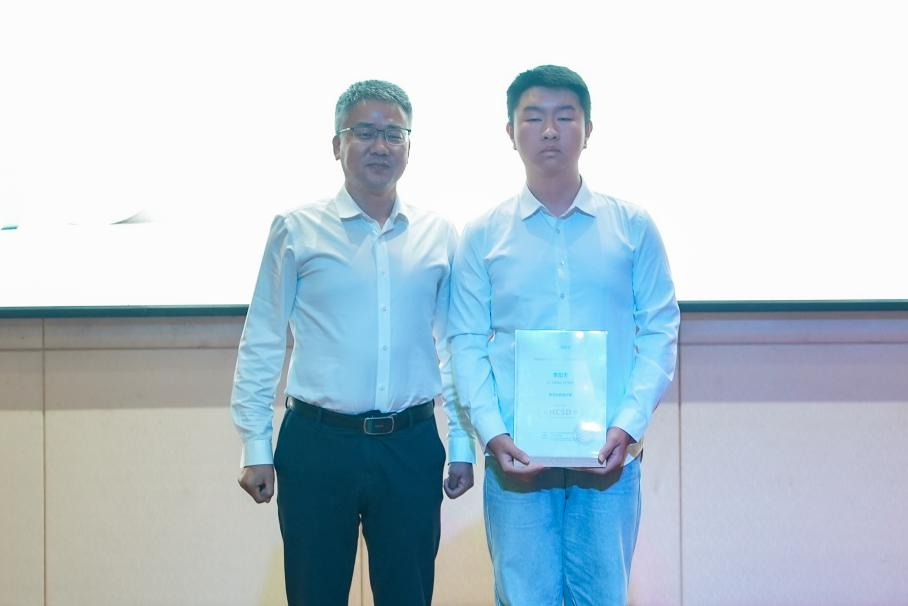华为云重庆解决方案相关负责人为HCSD校园大使授予荣誉证书 华为云供图 华龙网发
