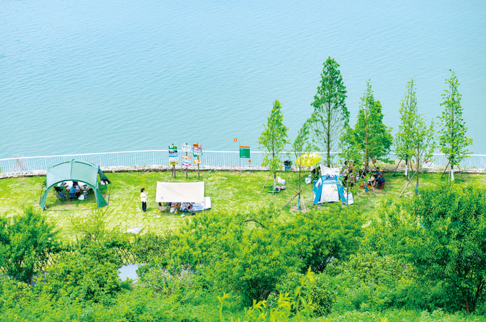 The photo shows people take the great nature as their “home” in Chenjiaba Street. (Photographed by Ran Mengjun and Hou Benyan)