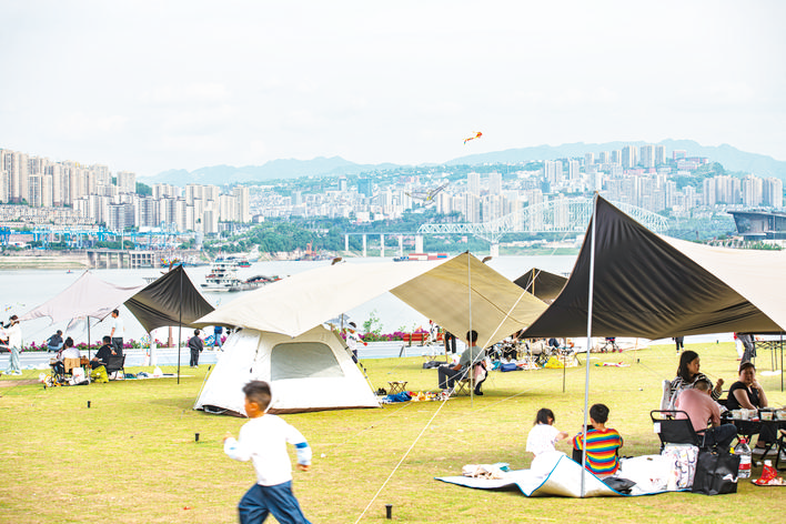 Scenery appreciation from the city balcony, and people gathering in Wangjiang Park. (Photographed by Ran Mengjun and Hou Benyan)