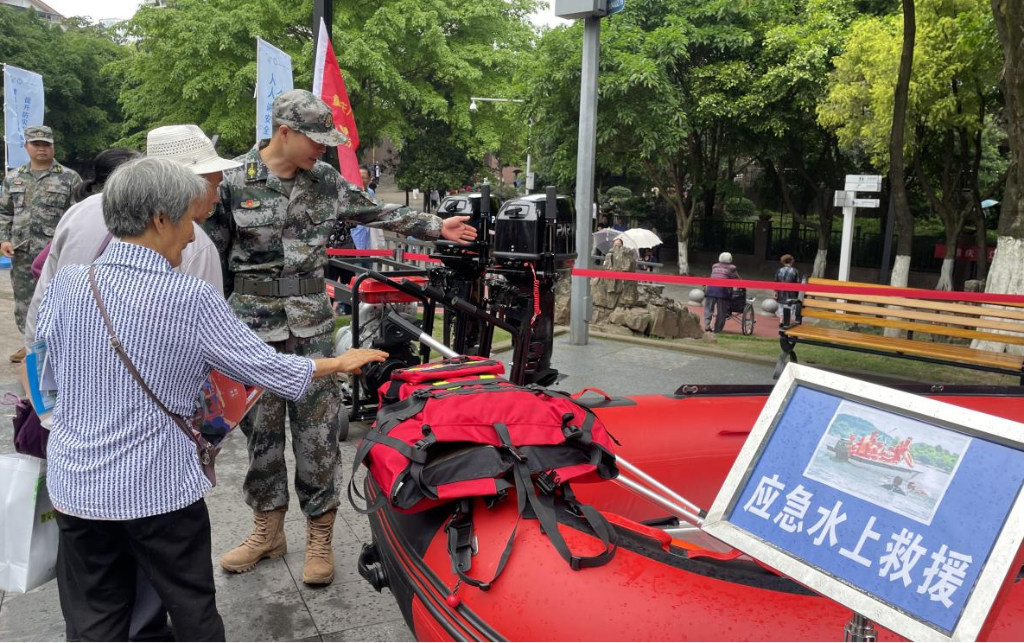 居民参观应急水上救援设备。周舒曼摄 华龙网发