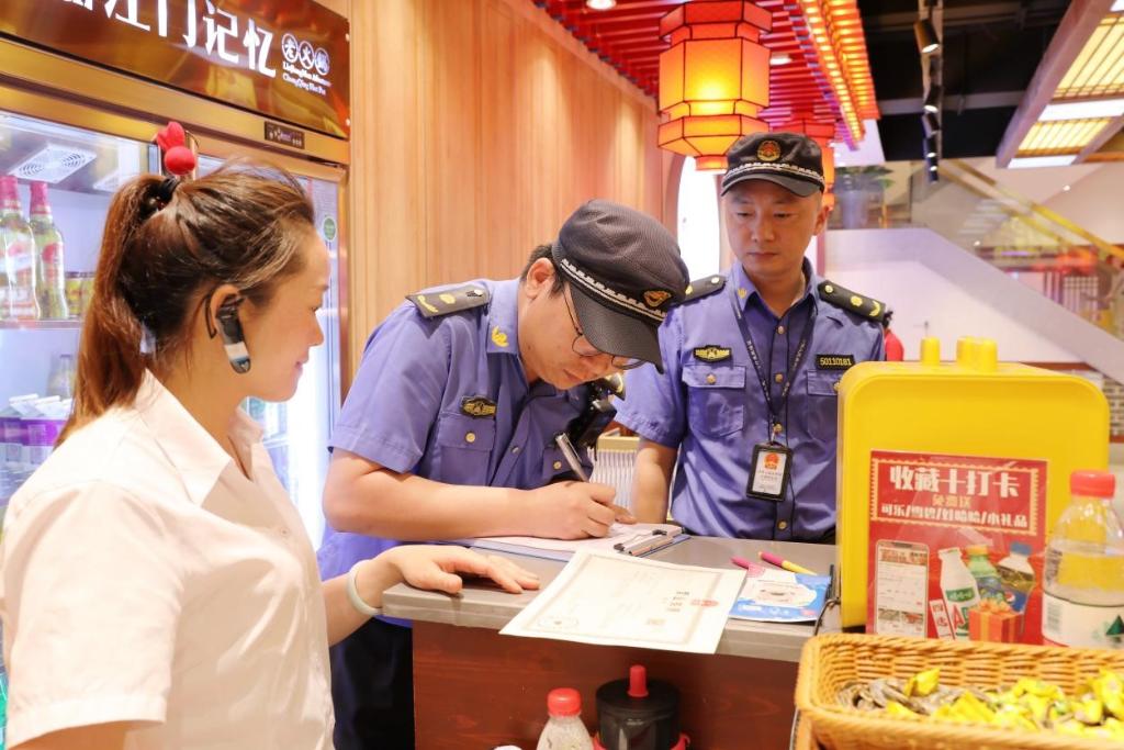 渝北區城管局執法人員開具《責令停止（改正）違法行為》通知書。重慶市生態環境局供圖