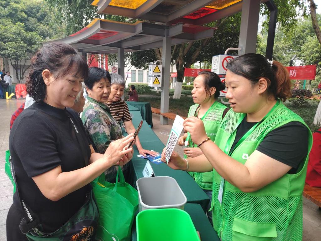 现场居民学习通过智能手机操作，在日常生活中记录垃圾分类行为。人和街道供图 华龙网发