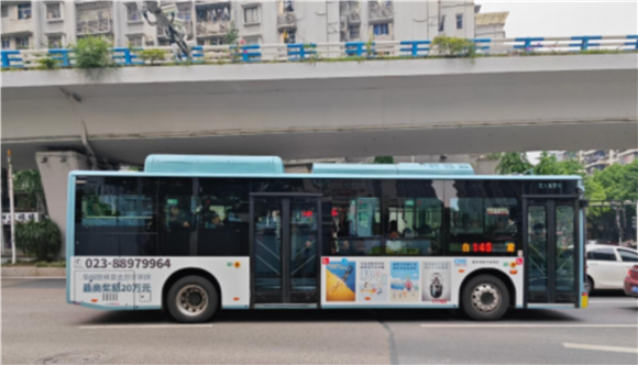 2市民通过部分线路公交车身广告即可了解医保基金监管信息。安磊 摄