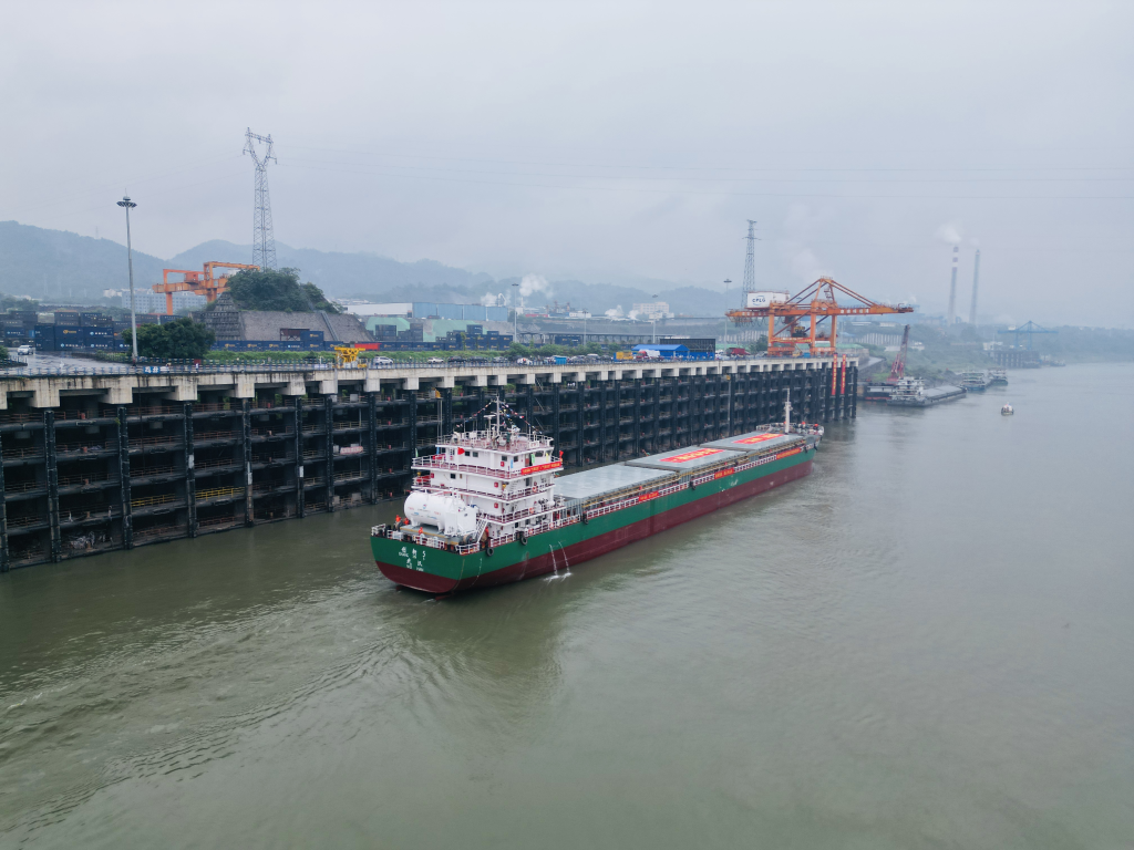 "Chuangxin 5" arrived at Luohuang Port.