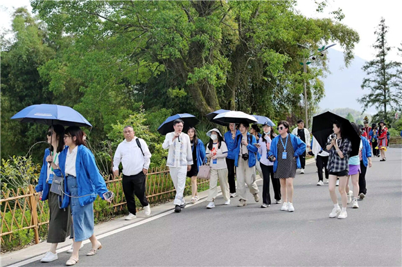 孝感乡乡长张饶介绍情况。彭水县委宣传部供图