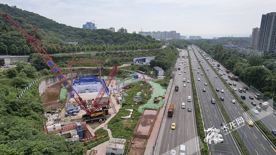 两江新区A匝道隧道工程开通后，将有效缓解两江新区金渝大道与重庆机场路的交通压力。华龙网首席记者 李文科 摄 