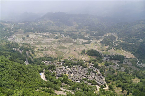 远眺花田乡何家岩村。酉阳县委宣传部供图