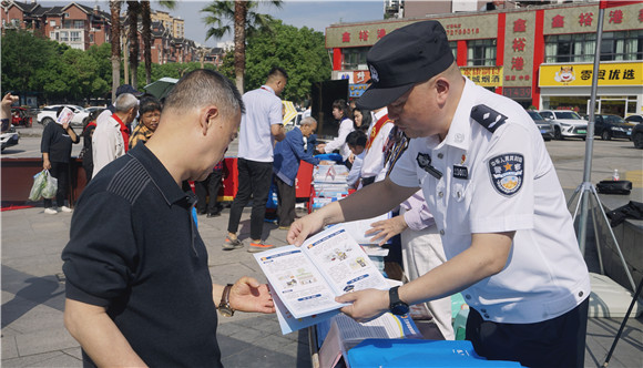 民警向市民发放宣传资料。通讯员 代晓容 摄