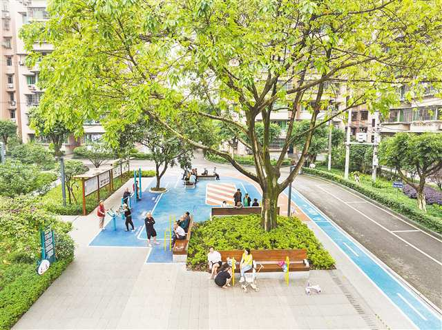 A few days ago, residents residing at Xianfengxincun Community, Huaxi Sub-district, Banan District rested in the beautiful courtyard of the community.