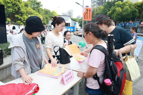 民政业务政策、养老服务站、养老食堂的宣传活动也同步进行。华龙网记者 陈柔洁 摄