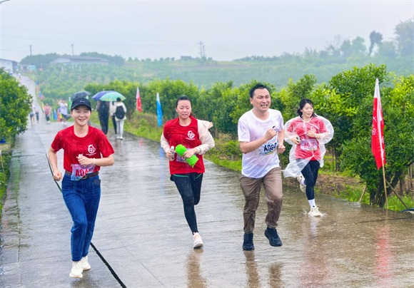 选手奋力奔跑。华龙网发 夏国燕 摄 (3)