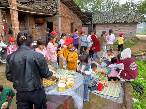 孩子们体验烹饪。丰都青龙乡供图 华龙网发