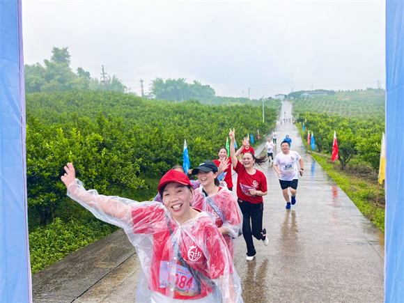 选手们欢呼冲过终点。华龙网 夏国燕 摄