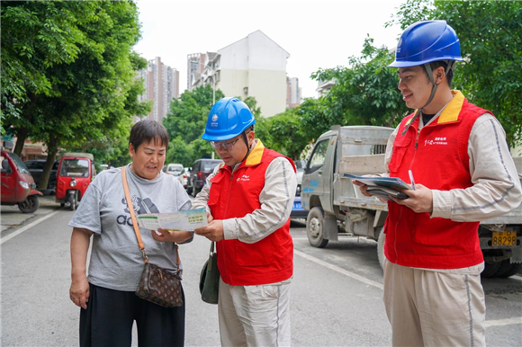 国家电网红岩（南川营销）共产党员服务队走进小区开展文明用电科学节能宣传活动。通讯员 吴莉 摄