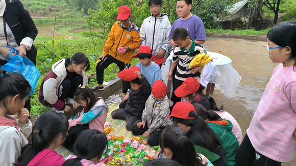 孩子们体验自然之旅。丰都青龙乡供图 华龙网发