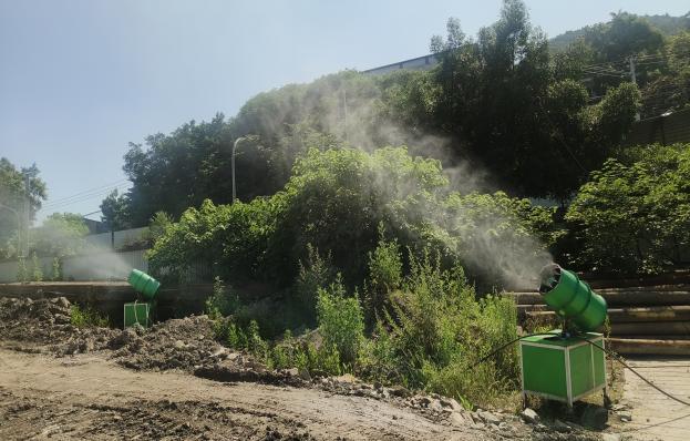 梨树湾社区芭蕉沟组一工地，降尘设施正在有序作业。重庆市生态环境局供图