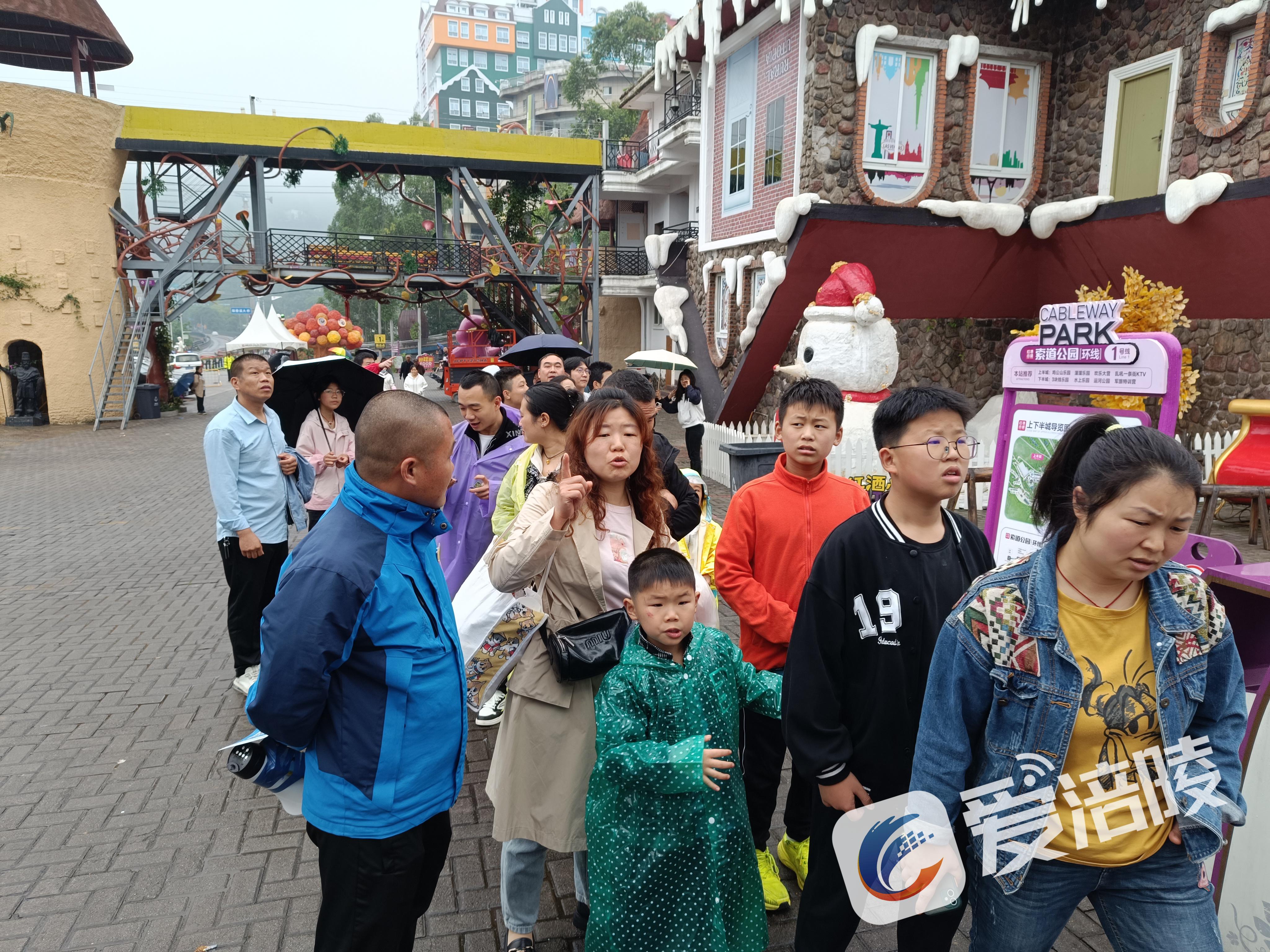 游客在涪陵蔺市美心红酒小镇景区有序排队乘坐摩天轮。记者 徐华东 供图