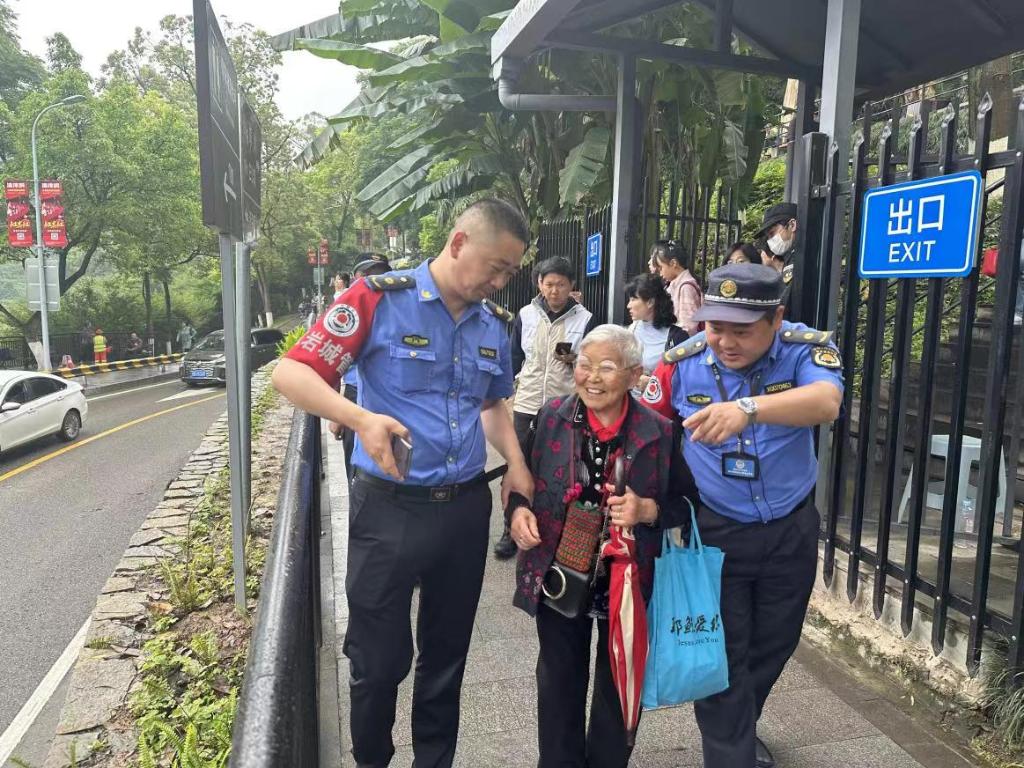 执法人员护送老年游客。记者 郭晋 供图