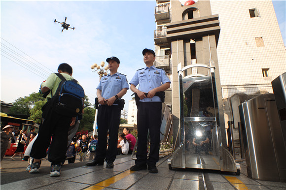 上下学时段，民警值守各所学校护学护生。涪陵区公安局供图 华龙网发