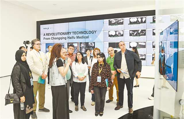 Diplomatic envoys from other countries learned about the focused ultrasound therapy equipment and technology independently developed by Chongqing enterprises in Haifu Science and Technology Park on May 18. (Photographed by Zheng Yu / Visual Chongqing)