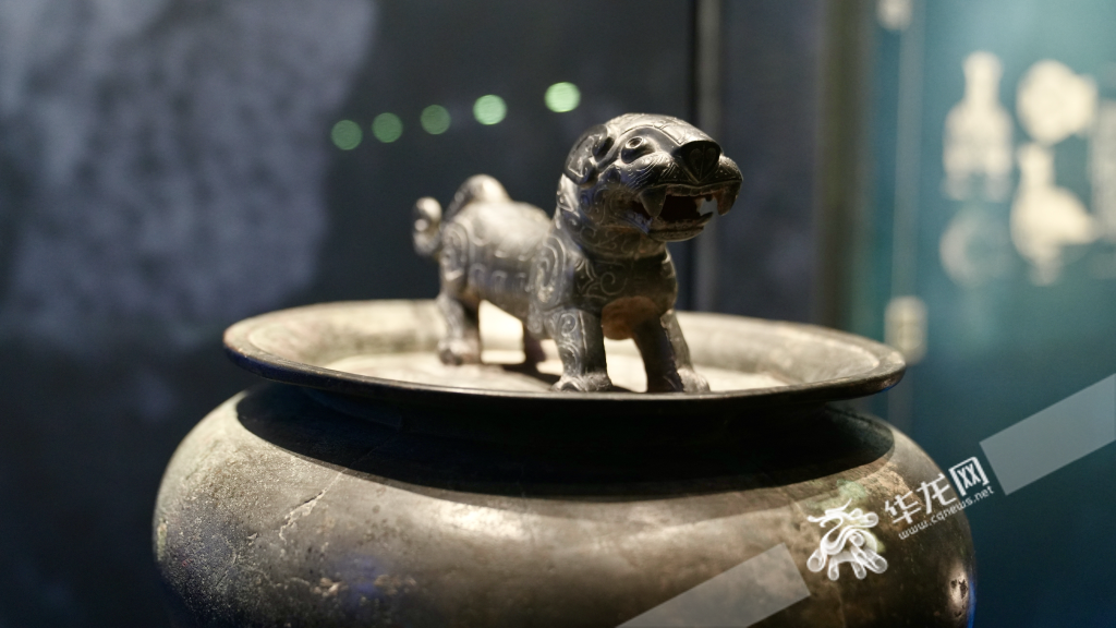 ‘Hu Niu Chun Yu’ is an ancient Chinese musical instrument made of copper dating back to the Warring States period.