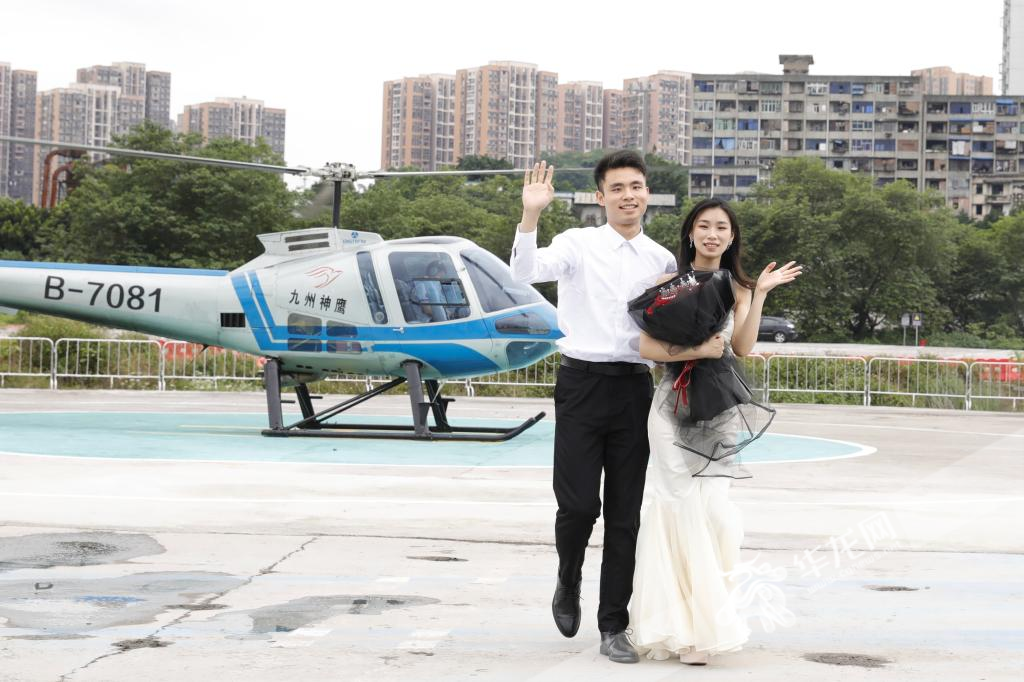 Yang Yuhang and Huang Wenwen walking off the helicopter after the proposal