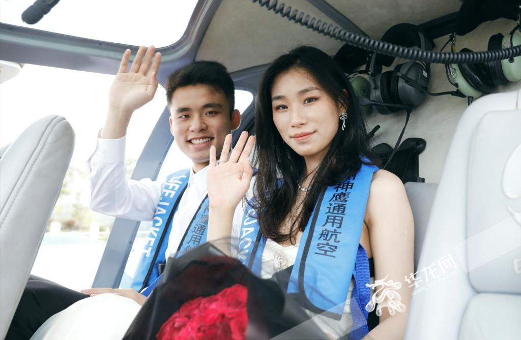 Yang Yuhang (left) and Huang Wenwen in a helicopter to prepare for a romantic trip in the air