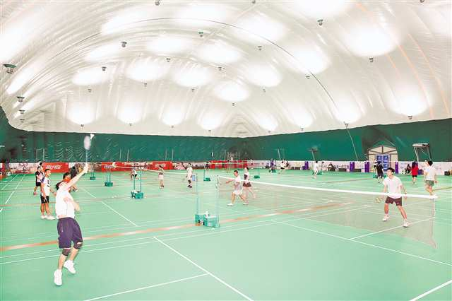 On May 19, at the Heng'an Yinxiangli Parent-child Sports Park in Huaxi Sub-district, Banan District, citizens were exercising at the badminton hall.