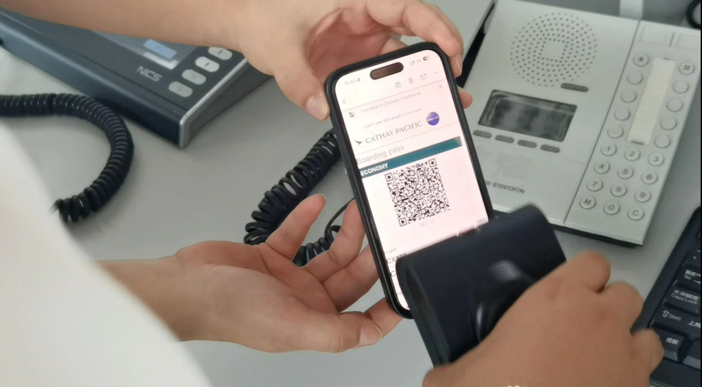 A passenger showed his/her mobile boarding pass QR code. (Photo provided by Chongqing Jiangbei International Airport)