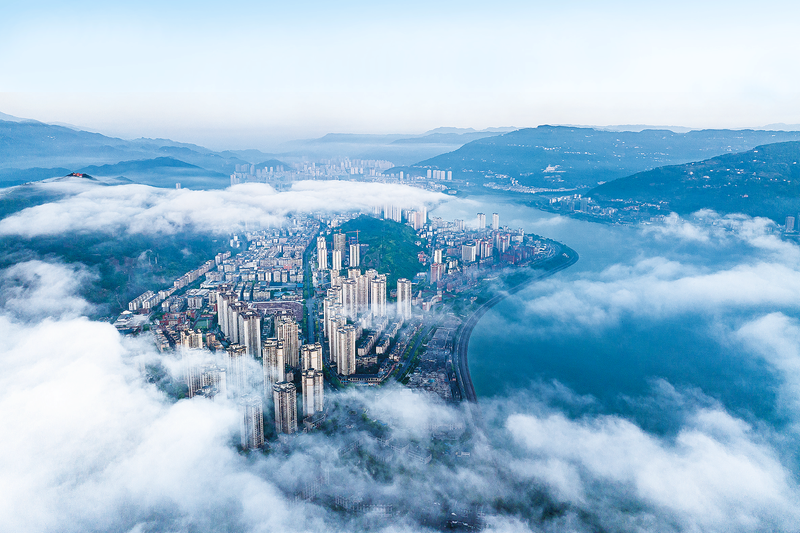 Clouds hung mistily over the urban area of Kaizhou District.