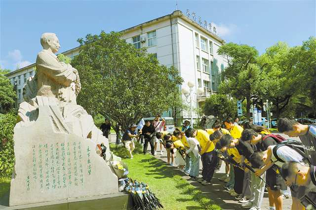 On May 22, teachers and students from Southwest University bowed in homage to the statue of Yuan Longping. (Photo provided by the Southwest University)